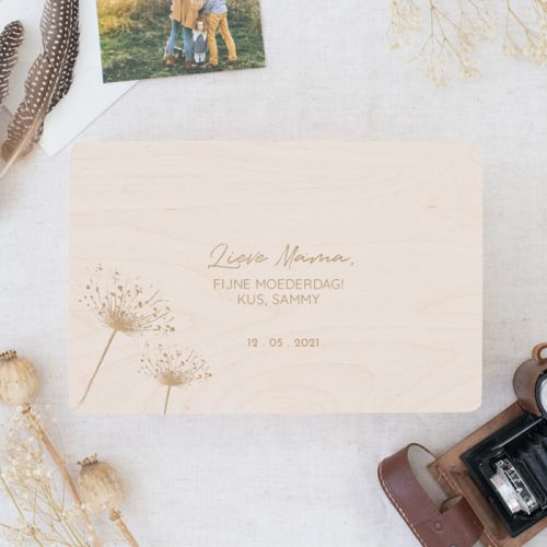 Houten memorybox met bloemen en naam
