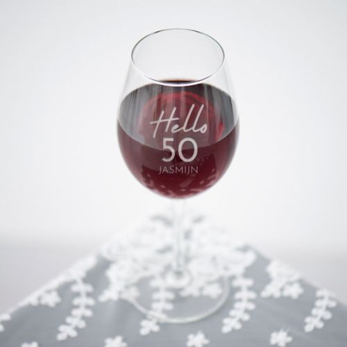 Wijnglas graveren hello 50