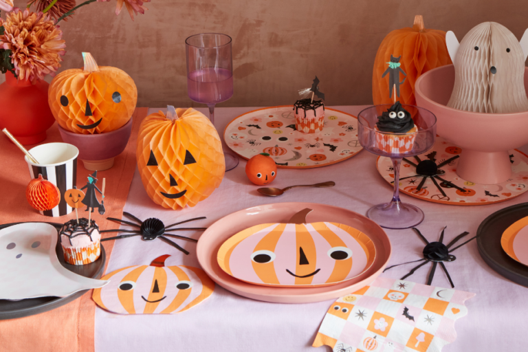 Halloween versiering om een betoverende tafel te creëren!